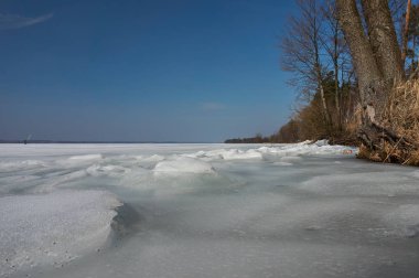 Donmuş göl kıyısında buz yüzeyi