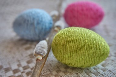 Renkli Paskalya yumurtaları ve Söğüt dalı