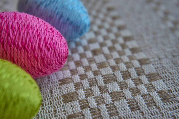 Ovos de páscoa coloridos em uma toalha de mesa de linho estampada — Fotografia de Stock