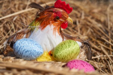 Paskalya piliç dekorasyonda bir yuva ve renkli Paskalya yumurtaları