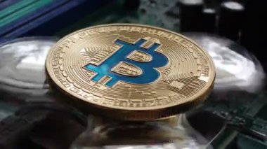 Bitcoin Kripto para birimi, dönen ayna yüzey, bilgisayar anakart. Cryptocurrency incelemesi kavramı kapatın.
