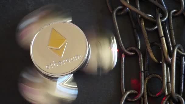 Kryptowährung Ethereum, rotierende Spiegelfläche, roter Laser und Kette. — Stockvideo