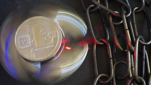 Litecoin Kryptowährung, rotierende Spiegelfläche, roter Laser und Kette — Stockvideo