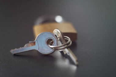 Kilit, anahtar, yansımaları ve gölgeler