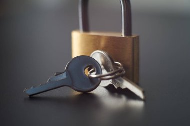 Kilit, anahtar, yansımaları ve gölgeler