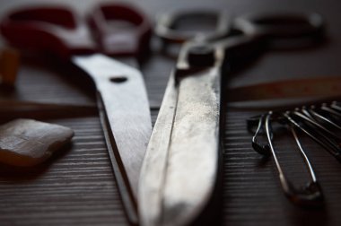 Eski metal makas, tebeşir, emniyet pimleri ve terzi ölçü bandı o