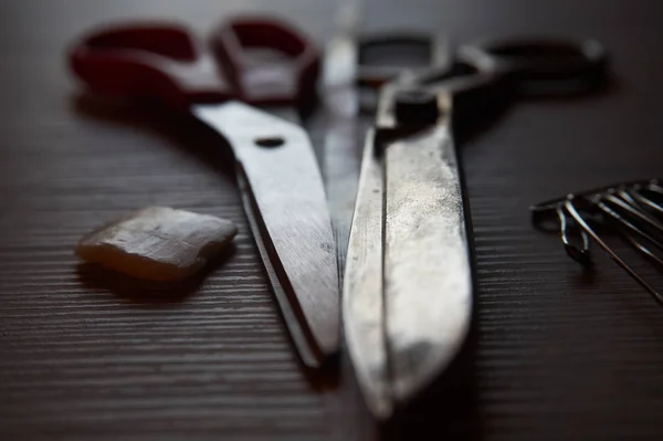 灰色木 backgro 上的旧金属剪刀、粉笔和安全别针 — 图库照片