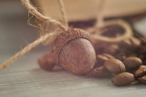 Dried acorn, coffee beans, jute cord — Stock Photo, Image