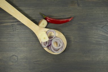 Çiğ soğan, sarımsak ve kırmızı biber tarifi konsepti.