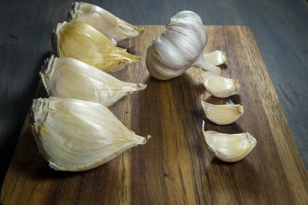 Elephant garlic and regular garlic cloves