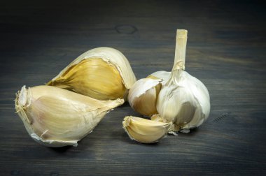 Fil sarımsağı ve sade sarımsak.