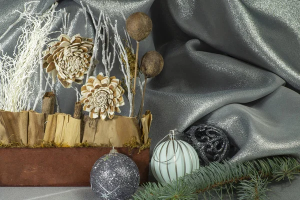 Kerstversiering met kegels en stof — Stockfoto