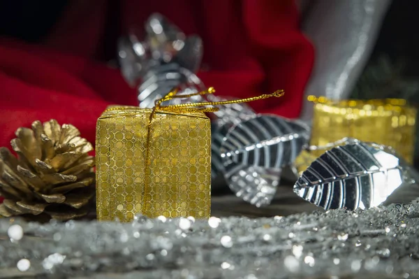 Святковий різдвяний фон із золотим подарунком — стокове фото