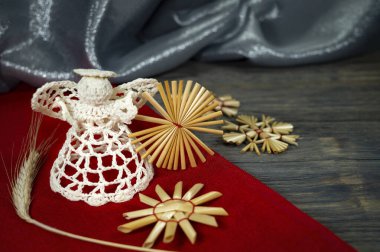 Kırsal Noel saman süsleriyle dolu sakin bir hayat