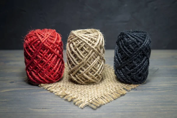 Drie bollen natuurlijke hennep of sisalbindgaren — Stockfoto