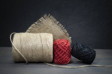 Üç top doğal kenevir ya da sisal sicim.