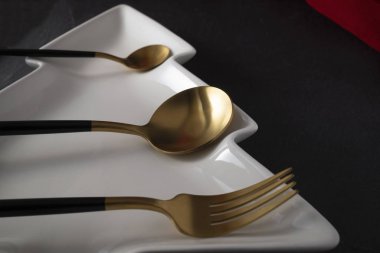Beyaz bir Xmas ağacında dekoratif yemek aletleri