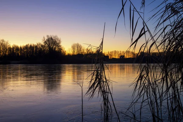 Frozen lake at sunset with colorful reflections — Stock Photo, Image