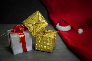 Mutlu kırmızı Noel hediyelerle dolu natürmort