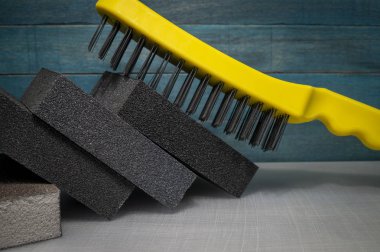 Kırsal hayattaki sarı plastik tel fırça