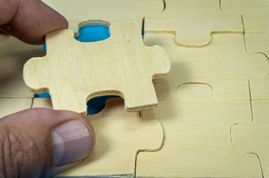 Bir parçası çıkarılmış ellerle bulmacalar.