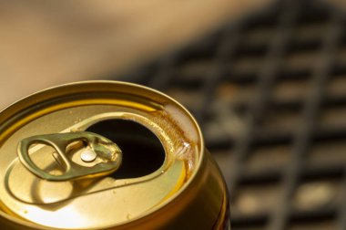 Yukarıdan izlenen bira konservesi