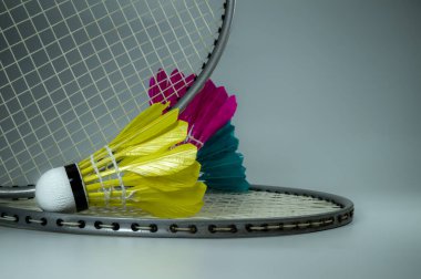 Badminton raketleri ve tüylü mekik