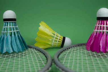 Badminton raketleri ve tüylü mekik