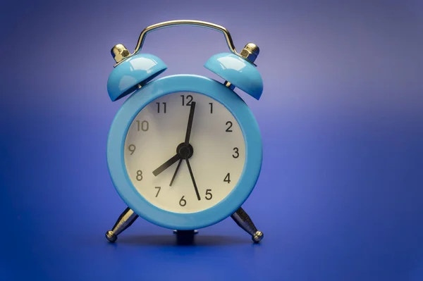 Reloj Despertador Analógico Doble Campana Azul Sobre Colorido Fondo Azul —  Fotos de Stock