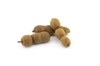 Beyaz arka planda izole edilmiş tamarind meyveleri.
