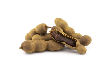 Beyaz arka planda izole edilmiş taze tamarind meyveleri yığını