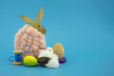 Renkli yaratıcı Paskalya, mor yüzüklü yumurta, doğal pamuklu pamuk veya mavi tüylü tavşan gibi el sanatlarıyla dolu.