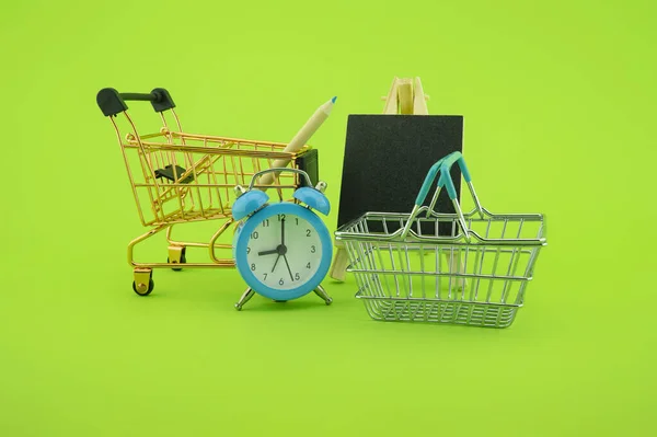 Concepto Compras Con Carrito Compras Cesta Reloj Despertador Pizarra Pequeña —  Fotos de Stock