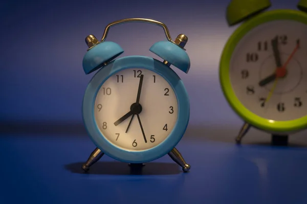 Relojes Alarma Analógicos Dos Campanas Azules Amarillos Sobre Fondo Azul —  Fotos de Stock