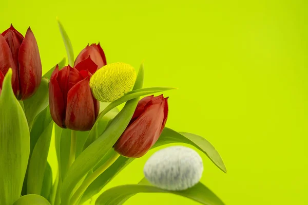 Tulipanes Rojos Huevos Pascua Hechos Mano Sobre Fondo Cromakey Verde — Foto de Stock