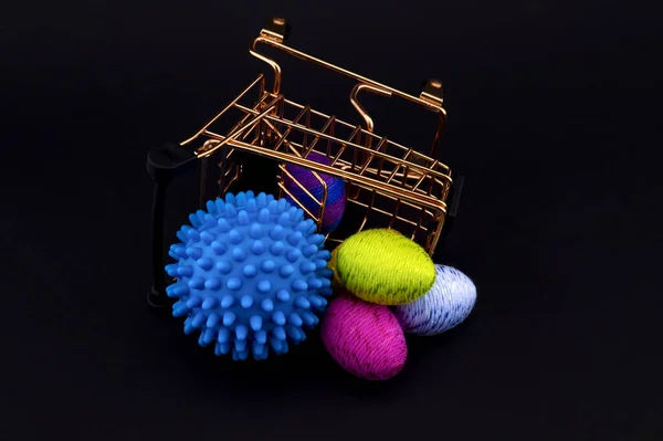Kék Vírus Molekula Bevásárlókocsi Kreatív Színes Tojások Fonalból Fogalmi Lehetőség — Stock Fotó