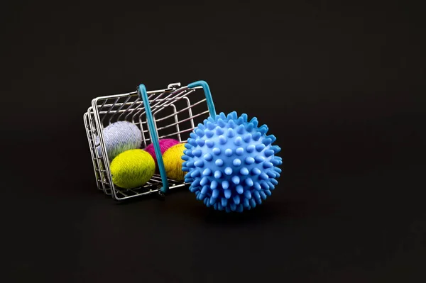 Kék Vírus Molekula Bevásárlókosár Kreatív Színes Tojások Fonalból Fogalmi Lehetőség — Stock Fotó