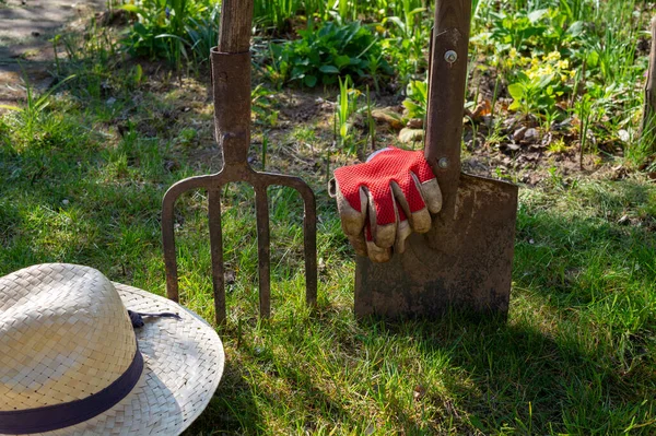 Gartengabeln Und Spaten Oder Schaufel Rote Handschuhe Und Strohhut Auf — Stockfoto