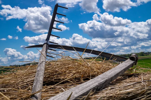 Asse Foice Palha Seca Contra Céu Azul Ensolarado Com Nuvens — Fotografia de Stock