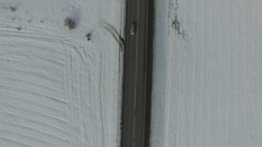 Araba Kamyon bir kış yolda sollama. Alan kar yağdı. Hava dikey atış.