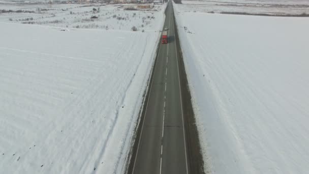 車やトラックは、冬の晴れた日に道路上で運転の空中ショット. — ストック動画