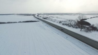 Karlı alanında kış yol sürüş kamyon hava atış.