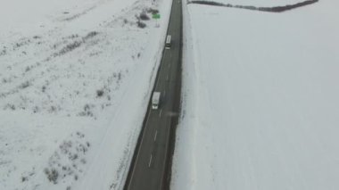 Otobüs karlı alanında kış yol sürüş ve araç hava atış.