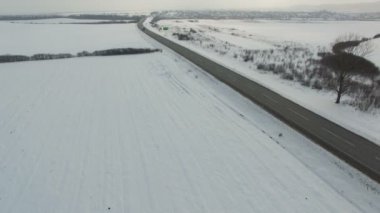 Kamyon ve otomobil sevk kış yol karlı alanda hava atış.