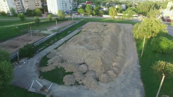 Luftaufnahme vom Fußballplatz bei den Vorbereitungen für den Bau des neuen Stadions.