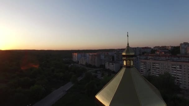 Pemandangan udara dari gereja yang dibangun di Lviv, Ukraina . — Stok Video