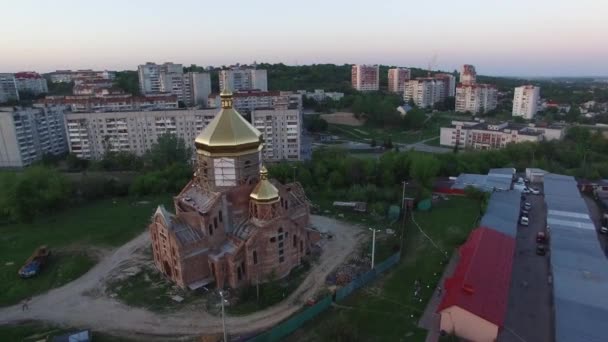 Flygfoto över konstruerat kyrkan i Lviv, Ukraina. — Stockvideo