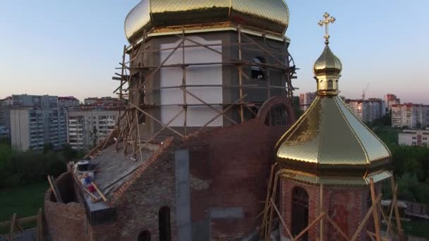 リヴィウ、ウクライナで構築された教会の航空写真. — ストック動画