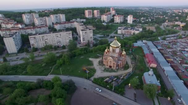 Vista aérea de la iglesia construida en Lviv, Ucrania . — Vídeo de stock