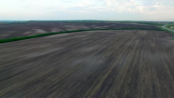 Doku sürülmüş alanın, ekime hazır sürülmüş alanının 4 k havadan görünümü — Stok video